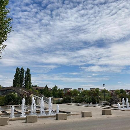 Et Au Pied Coule Une Riviere, Situation Et Vue Ideales โอแซร์ ภายนอก รูปภาพ