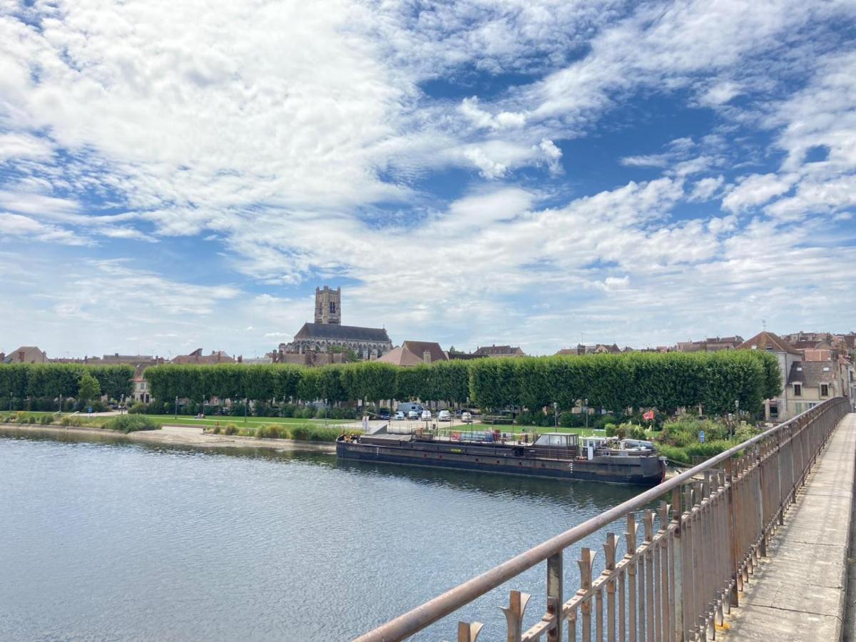 Et Au Pied Coule Une Riviere, Situation Et Vue Ideales โอแซร์ ภายนอก รูปภาพ